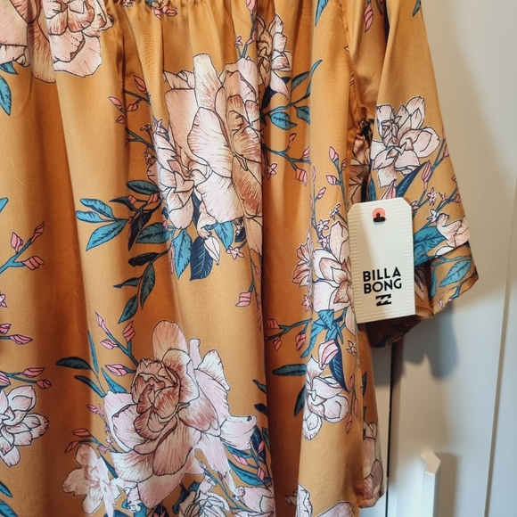 Adorable Floral BillaBong Top - Picture 4 of 7